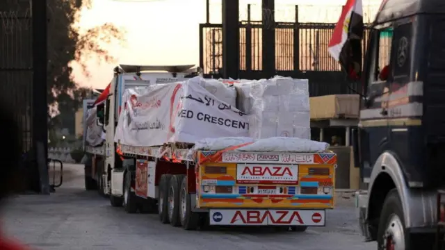 Egyptian Red Crescent lorries with humanitarian aid, bound for the Gaza Strip, at the Rafah border crossing
