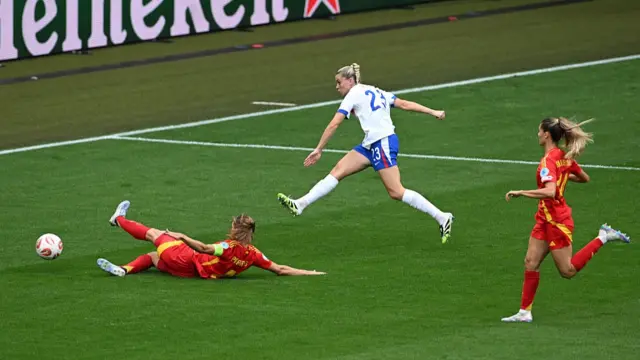 Alessia Russo of England shoots under pressure from Irene Paredes
