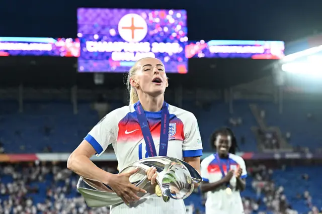 Chloe Kelly with Euros trophy