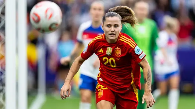 Claudia Pina of Spain runs