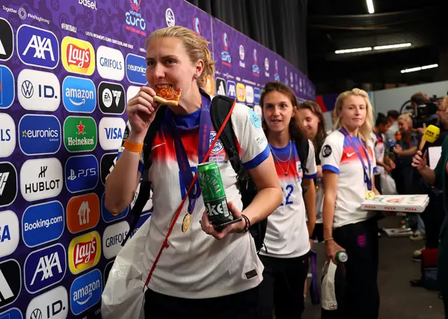England players eat pizza while doing Euro 2025 interviews