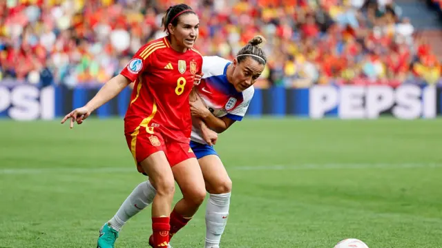 Mariona Caldentey of Spain and Lucy Bronze of England challenge for the ball