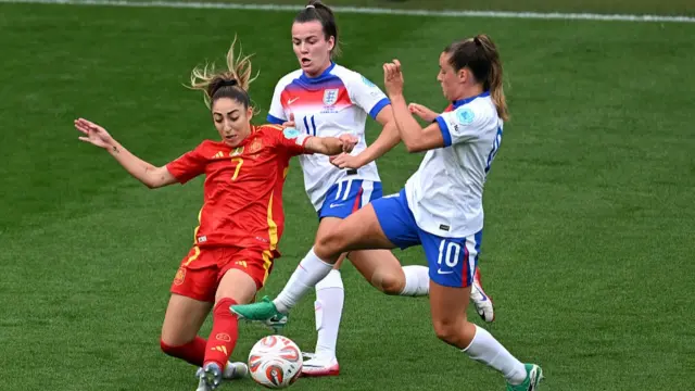 Olga Carmona of Spain is challenged by Lauren Hemp and Ella Toone of England during the UEFA Women's EURO 2025 Final match between England and Spain
