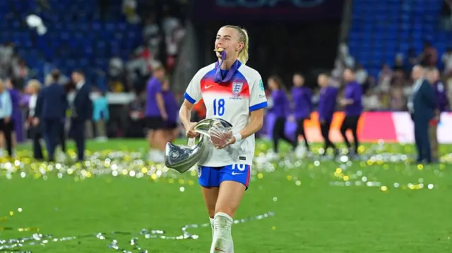 Chloe Kelly of England bites her winners medal