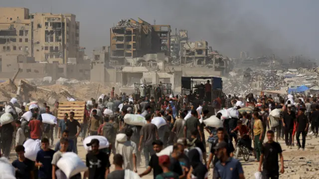 Gazans carry aid