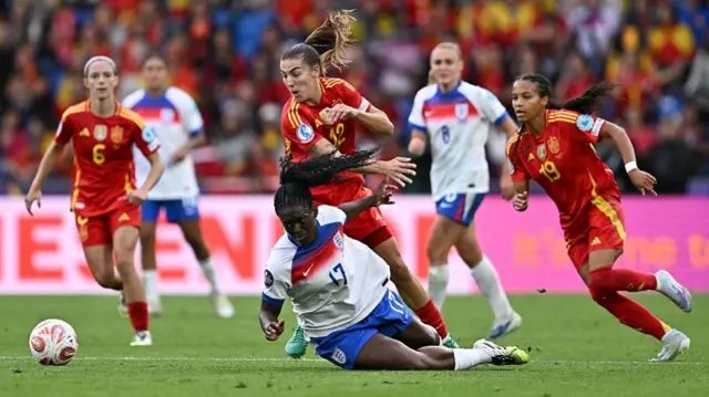 Spain's midfielder #12 Patricia Guijarro (top) and England's forward #17 Michelle Agyemang (bottom) fight for the ball