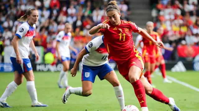 Lauren Hemp of England battles for the ball with Alexia Putellas of Spain during the UEFA Women's EURO 2025 Final match between England and Spain