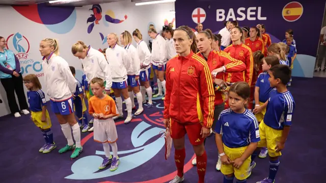 Irene Paredes of Spain and Leah Williamson of England look on in the tunnel area as they prepare to lead their team out prior to the UEFA Women's EURO 2025 Final match