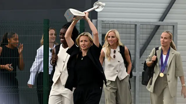 Leah Williamson of England lifts the UEFA Women's EURO trophy as she greets fans
