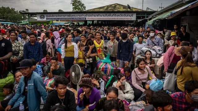 Cambodian migrant workers wait to cross the Ban Laem border checkpoint in large numbers on July 28, 2025 in Chanthaburi, Thailand