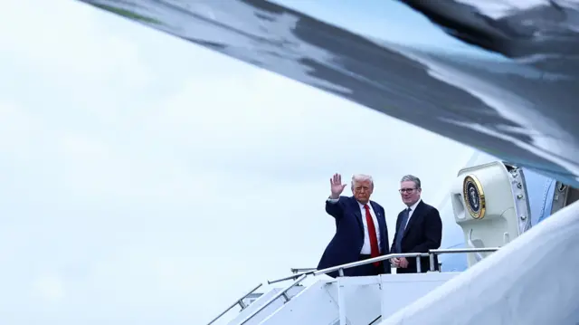 Trump and Starmer stand together on the stairs leading up to Air Force One