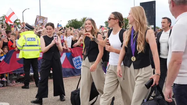 Lucy Bronze waving