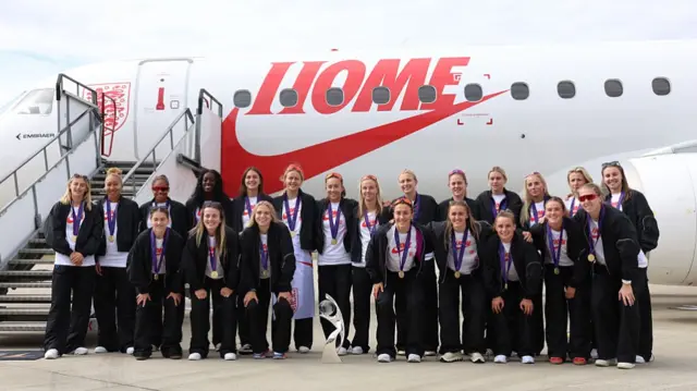 Lionesses pose infant of their plane that says home