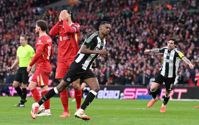 Newcastle United player Alexander Isak celebrates