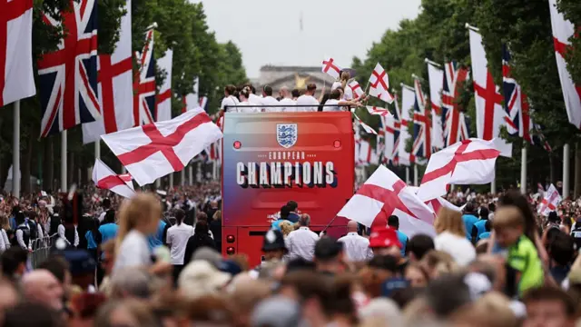 A general view as the England bus makes its way down The Mall during the England Women's team victory