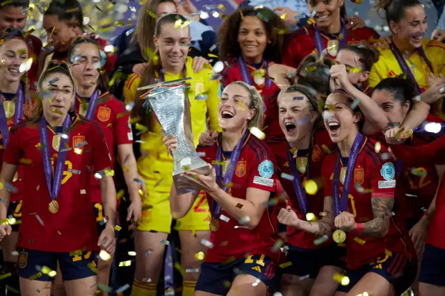 Alexia Putellas holding the Nations League trophy