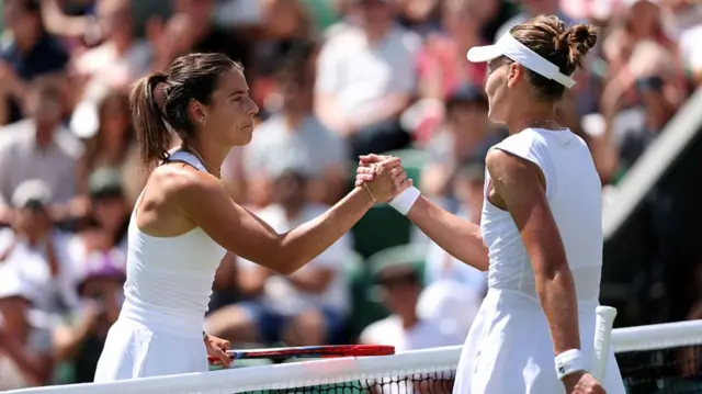 Emma Navarro greets Veronika Kudermetova at the net