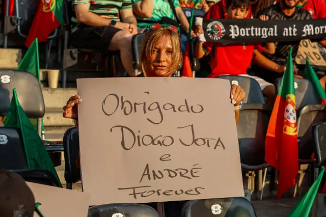Portugal fan holds up a sign in memory of former football player Diogo Jota