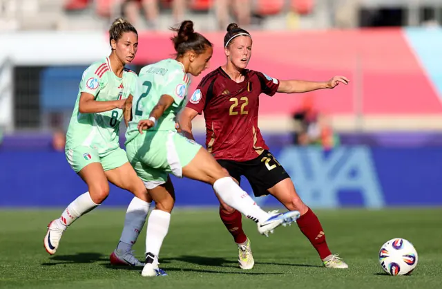 Laura Deloose and Elisabetta Oliviero compete for the ball