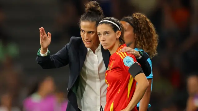 Spain coach Montserrat Tome speaks to Aitana Bonmati before she come on as a substitute