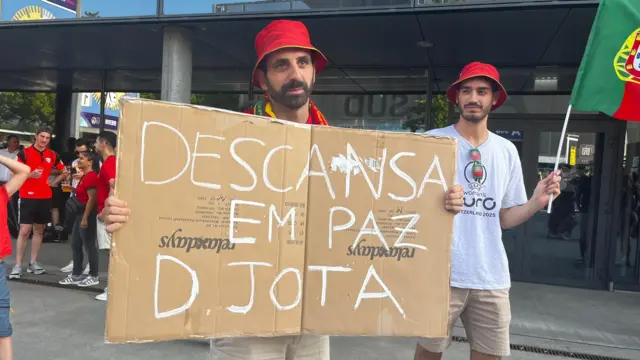 Portugal fan holds up tribute to Diogo Jota