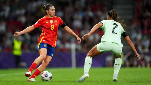 Mariona Caldentey of Spain controls the ball under pressure from Elisabetta Oliviero of Italy during the UEFA Women's EURO 2025 Group B match between Spain and Portugal at Stadion Wankdorf on July 03, 2025 in Bern, Switzerland.