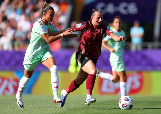 Hannah Eurlings runs with the ball