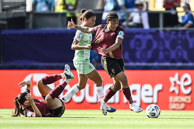 Manuela Giugliano and Mariam Toloba fight for the ball