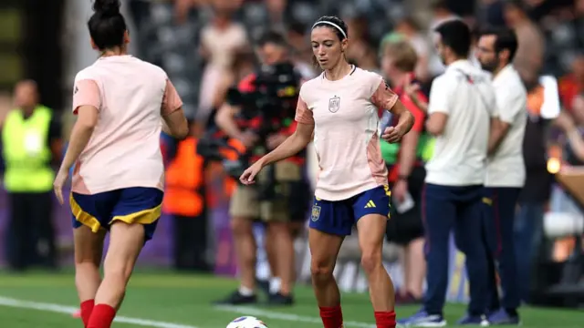 Aitana Bonmati of Spain controls the ball, as she warms up with her teammates prior to the UEFA Women's EURO 2025 Group B match between Spain and Portugal at Stadion Wankdorf on July 03, 2025 in Bern, Switzerland.