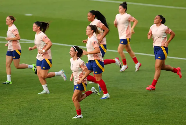 The players of Spain warm up