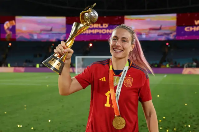 Alexia Putellas holding the World Cup trophy
