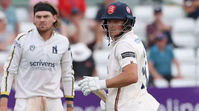 Essex v Warwickshire match action
