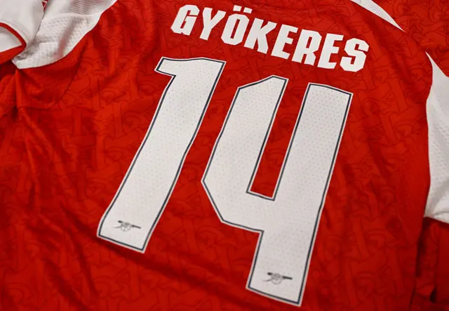 Arsenal short with 'Gyokeres 14' on the back