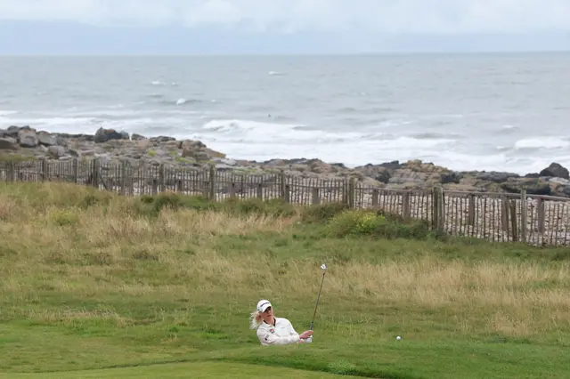Charley Hull chipping on to the green