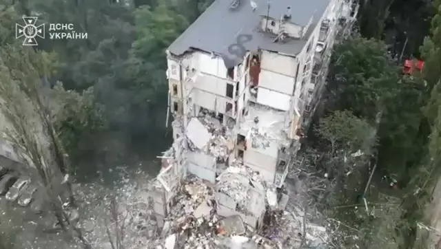 Pastovi iš dalies sugriuvusio pastato figūra