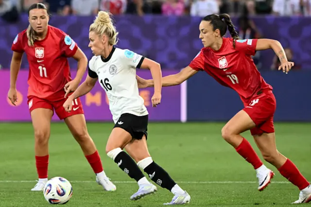 Klaudia Jedlinska (C) fights for the ball