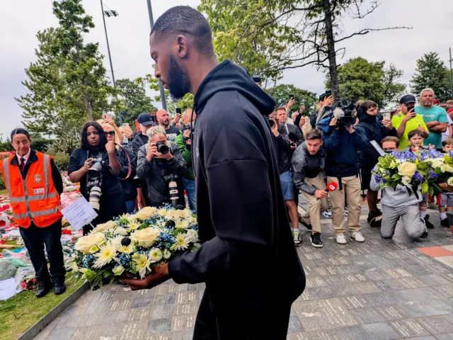 Everton players Beto and Youssef Chermiti, alongside club legend Ian Snodin, have just arrived at Anfield to lay wreaths in memory of Diogo Jota.