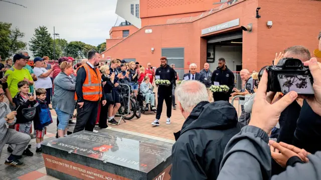 Everton players Beto and Youssef Chermiti, alongside club legend Ian Snodin, have just arrived at Anfield to lay wreaths in memory of Diogo Jota.