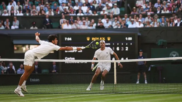Carlos Alcaraz plays a forehand return to Jan-Lennard Struff