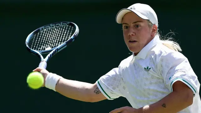 Sonay Kartal plays a forehand return