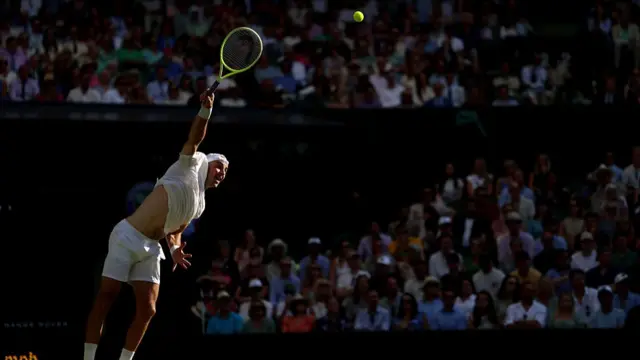 Jan-Lennard Struff serves
