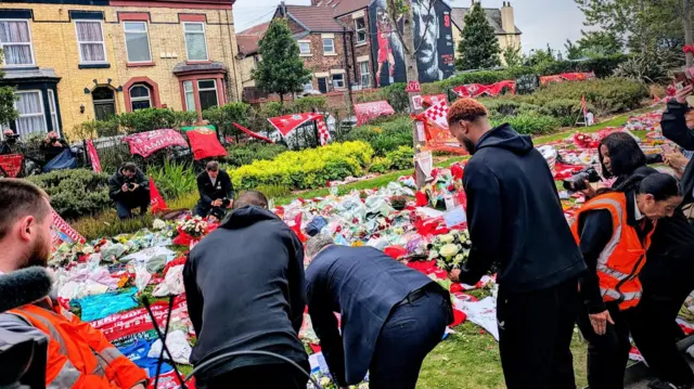 Everton players Beto and Youssef Chermiti, alongside club legend Ian Snodin, have just arrived at Anfield to lay wreaths in memory of Diogo Jota.