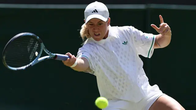 Sonay Kartal plays a forehand return