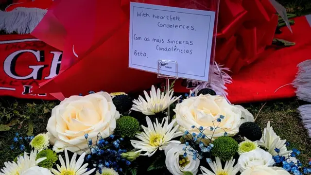 Message on wreath saying With heartfelt condolences - Beto