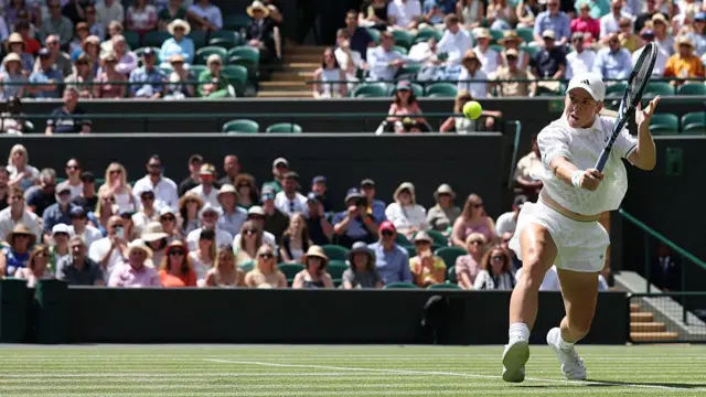 Sonay Kartal plays a backhand return
