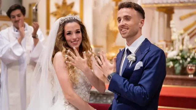Diogo Jota and his wide Rute show off their wedding rings