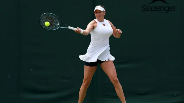 Amanda Anisimova plays a forehand