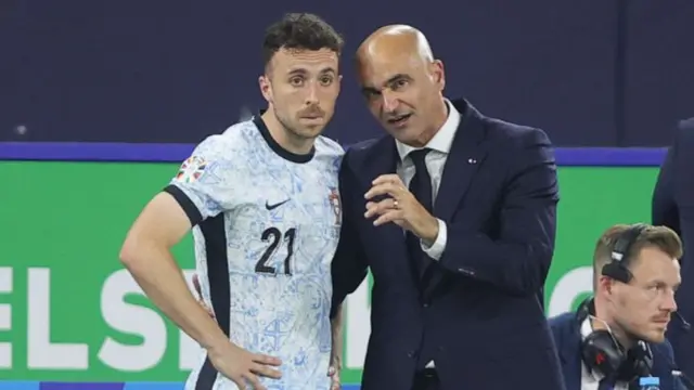 Diogo Jota of Portugal (L) talks to Head Coach Roberto Martinez of Portugal during the UEFA EURO 2024 group stage match between Georgia and Portugal