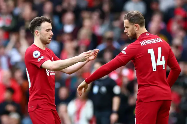 Jordan Henderson playing with Diogo Jota at Liverpool