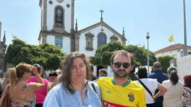 Rafaela and Fábio in front of the church where the funeral was held